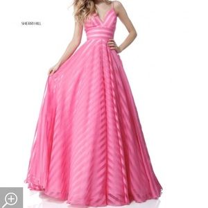 LOOKING FOR THIS DRESS. SIZE 4